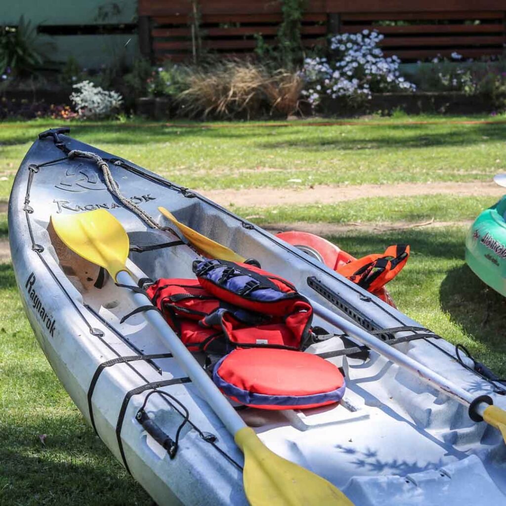 Kayak totalmente equipado listo para navegar en el rio quequen.